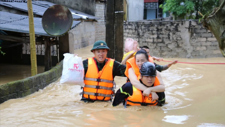 Tình người trong bão lũ